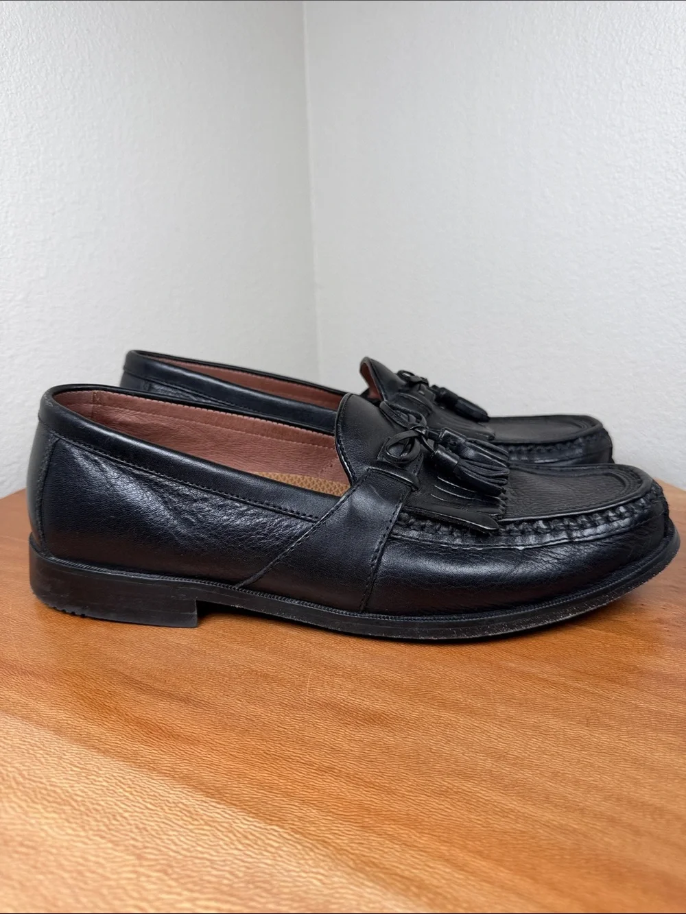 Johnston Murphy Loafers Black Leather Tassel Kiltie Apron Round Toe Shoes 9.5M